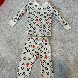 Hanna Andersson Cream Pajama Set with Black and Red XO Pattern